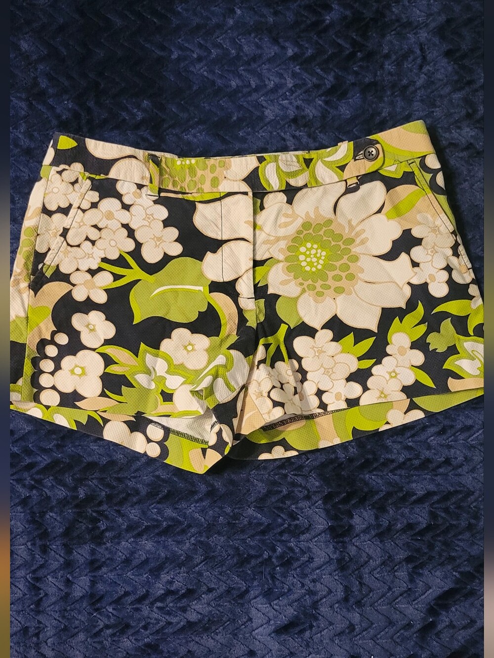 Women's J. Crew Floral Print Navy Blue, Green & Cream City Fit Shorts. Size 8.